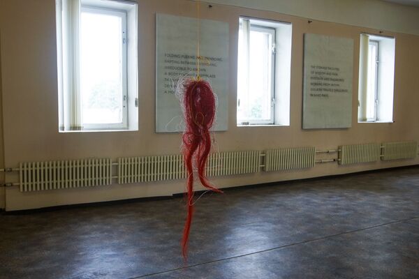 В тени дрона НАТО: в Риге проходит выставка современного искусства Survival kit - Sputnik Латвия