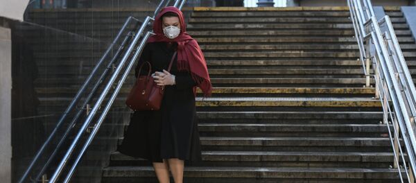 Женщина в защитной маске, архивное фото - Sputnik Латвия