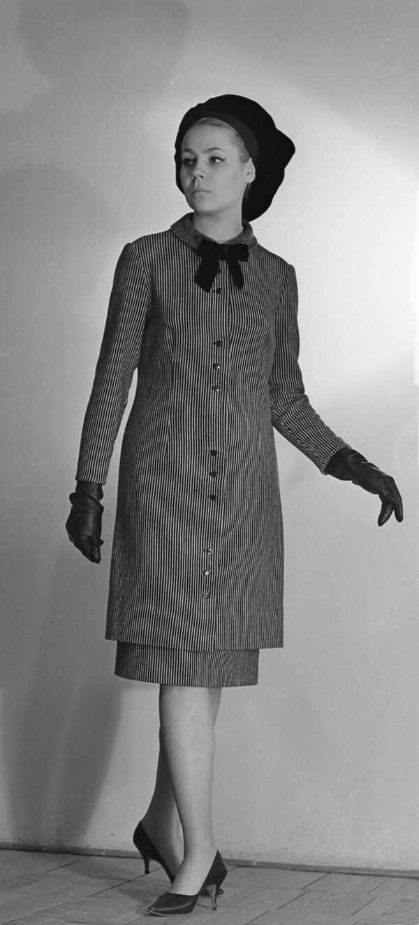 Манекенщица общесоюзного дома моделей в наряде из коллекции осень-зима 1965 года  - Sputnik Латвия