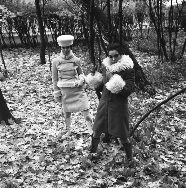 Демонстрация моделей верхней женской одежды сезона осень-зима 1968 года - Sputnik Латвия