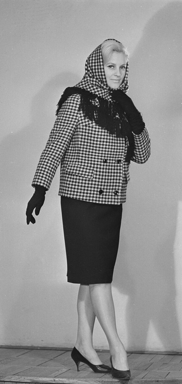 Манекенщица Общесоюзного дома моделей в жакете и палантине из коллекции весна-осень 1965 года - Sputnik Латвия