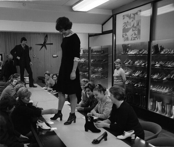 Демонстрация новой осенне-зимней коллекции московской обувной фабрики Парижская коммуна, 1972 год - Sputnik Латвия
