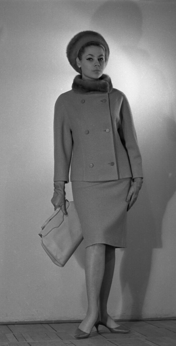 Манекенщица Общесоюзного дома моделей в пальто из коллекции осень-зима 1965 года - Sputnik Латвия