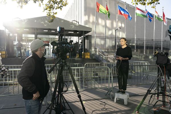 Телевизионная группа работает у штаб-квартиры ООН во время 75-й сессии Генеральной Ассамблеи - Sputnik Латвия