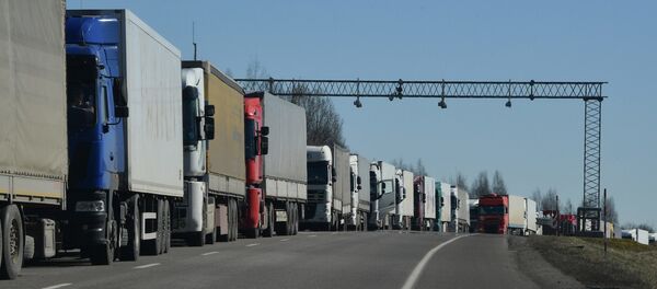 Очередь фур в Каменном Логе растянулась на 12 километров - Sputnik Латвия
