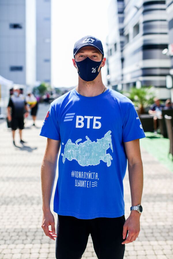 Пожалуйста, дышите: звезды Формулы-1 и Формулы-2 поддержали российских врачей - Sputnik Латвия