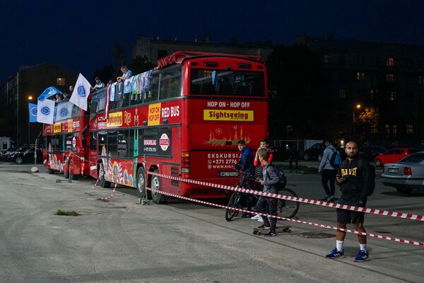  Фаны «Риги» нашли оригинальный способ посмотреть футбол и поддержать команду, пригнав двухэтажный автобус - Sputnik Латвия