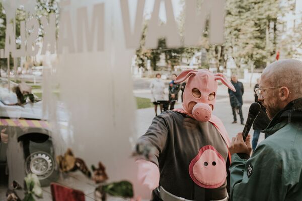 Намусорить – это не искусство: в Риге открыли инсталляцию, посвященную чистоте лесов - Sputnik Латвия