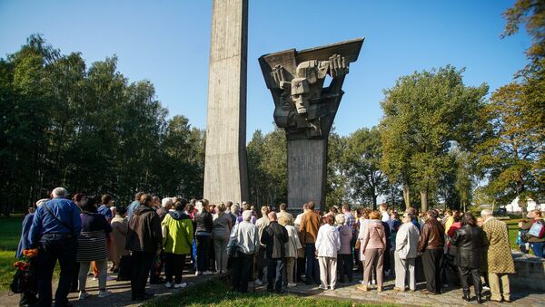 Сотни людей пришли в Саласпилсе к мемориалу на месте братских могил советских солдат концлагеря Шталаг 350 - Sputnik Латвия