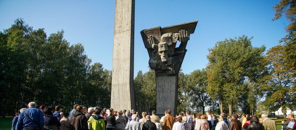 Сотни людей пришли в Саласпилсе к мемориалу на месте братских могил советских солдат концлагеря Шталаг 350 - Sputnik Латвия