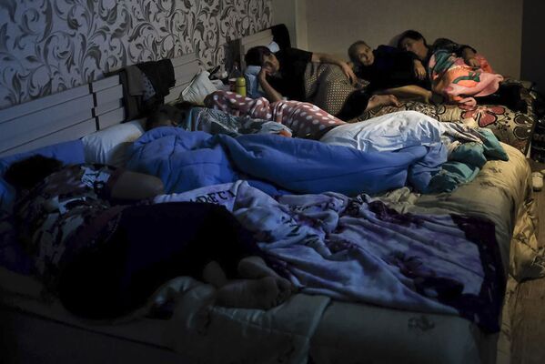 Люди в бомбоубежище в Нагорном Карабахе  - Sputnik Латвия
