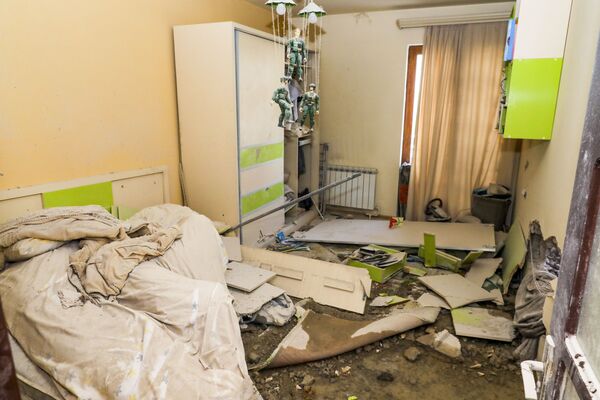 Разрушенная после обстрела квартира в Степанакерте, Нагорно-Карабахской республике - Sputnik Латвия