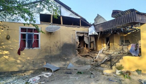 Разрушенный в результате обстрела жилой дом в Тертерском районе Азербайджана - Sputnik Латвия