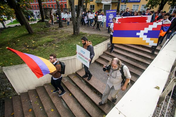Акция протеста армянской диаспоры Риги против войны в Нагорном Карабахе - Sputnik Латвия