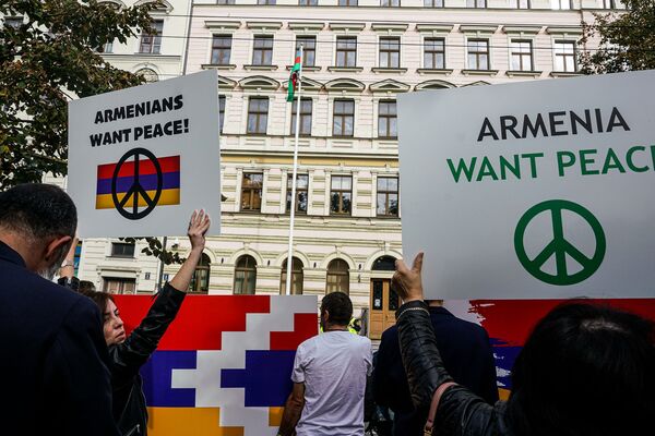 Акция протеста армянской диаспоры Риги против войны в Нагорном Карабахе - Sputnik Латвия