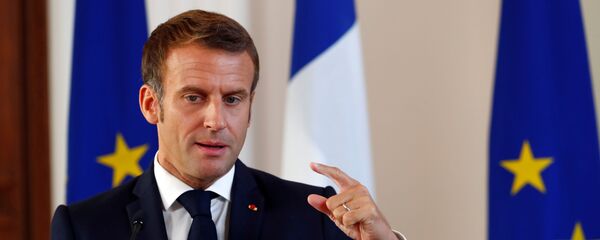 Президент Франции Эммануэль Макрон во время пресс-конференции в Риге - Sputnik Латвия