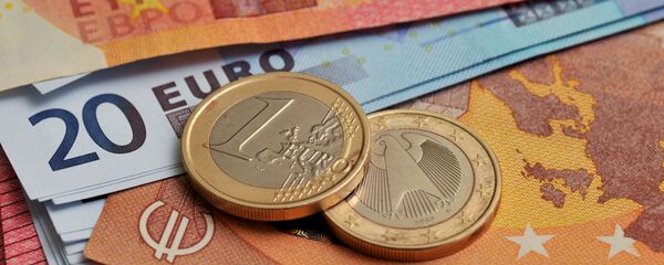 Монеты номиналом 1 евро на фоне банкнот номиналом 10 и 20 евро Монеты номиналом 1 евро на фоне банкнот номиналом 10 и 20 евро - Sputnik Latvija