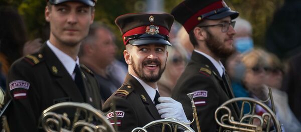 Церемония возложения цветов к памятнику Свободы в Риге, в которой приняли участие президент Франции Эммануэль Макрон и президент Латвии Эгилс Левитс. Музыканты военного оркестра - Sputnik Латвия