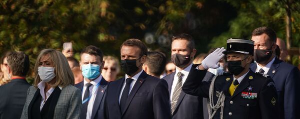 Церемония возложения цветов к памятнику Свободы в Риге, в которой приняли участие президент Франции Эммануэль Макрон и президент Латвии Эгилс Левитс Церемония возложения цветов к памятнику Свободы в Риге, в которой приняли участие президент Франции Эммануэль Макрон и президент Латвии Эгилс Левитс - Sputnik Latvija
