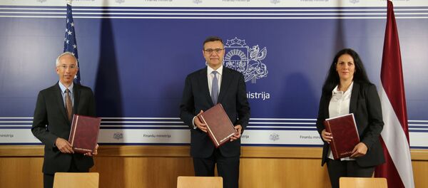 Посол США Джон Лесли Карвайл, министр финансов Латвии Янис Рейрс и глава Службы финансовой разведки Илзе Знотиня на подписании соглашения об оказании технической помощи в борьбе с отмыванием денег Посол США Джон Лесли Карвайл, министр финансов Латвии Янис Рейрс и глава Службы финансовой разведки Илзе Знотиня на подписании соглашения об оказании технической помощи в борьбе с отмыванием денег - Sputnik Latvija