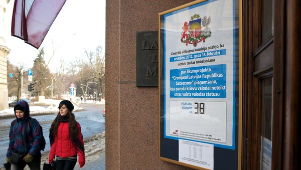 Референдум о статусе русского языка в Латвии 18 февраля 2012 года. Вход в здание избирательного участка в Риге - Sputnik Латвия