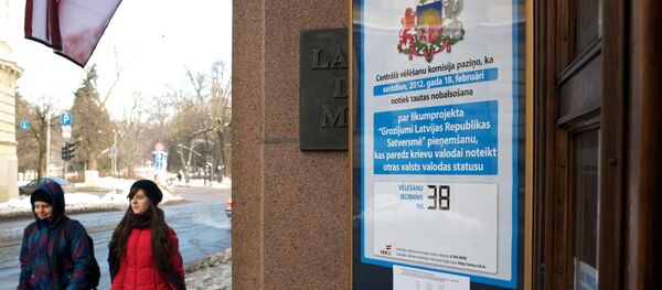 Референдум о статусе русского языка в Латвии 18 февраля 2012 года. Вход в здание избирательного участка в Риге - Sputnik Латвия