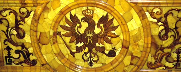 Фрагмент панели восстановленной Янтарной комнаты Екатерининского дворца в Государственном музее-заповеднике Царское Село. - Sputnik Латвия