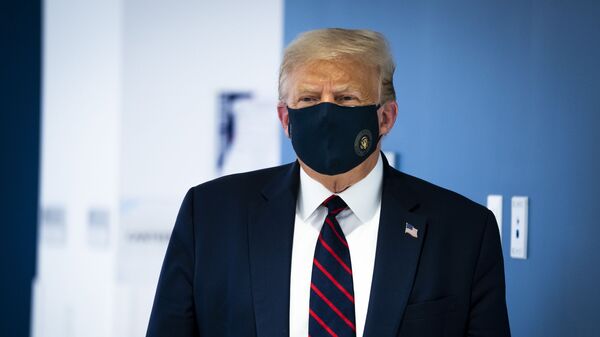 Президент США Дональд Трамп в защитной маске - Sputnik Латвия