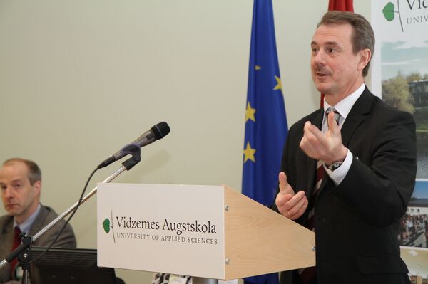 Рекорды нахождения у власти: латвийские министры–долгожители - Sputnik Латвия