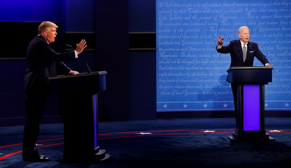 Действующий президент США Дональд Трамп и кандидат в президенты США Джо Байден во время первых дебатов в Кливленде, США - Sputnik Латвия