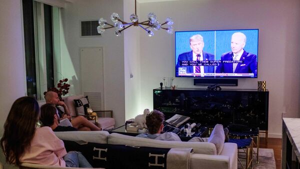 Трансляция первых дебатов президента США Дональда Трампа и кандидата в президенты США Джо Байдена - Sputnik Латвия