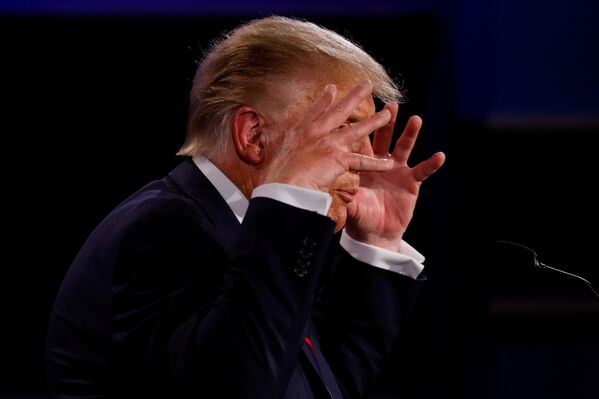 Президент США Дональд Трамп во время первых дебатов с кандидатом в президенты США Джо Байденом - Sputnik Латвия
