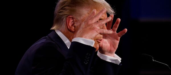 Президент США Дональд Трам во время первых дебатов с кандидатом в президенты США Джо Байденом Президент США Дональд Трам во время первых дебатов с кандидатом в президенты США Джо Байденом - Sputnik Latvija