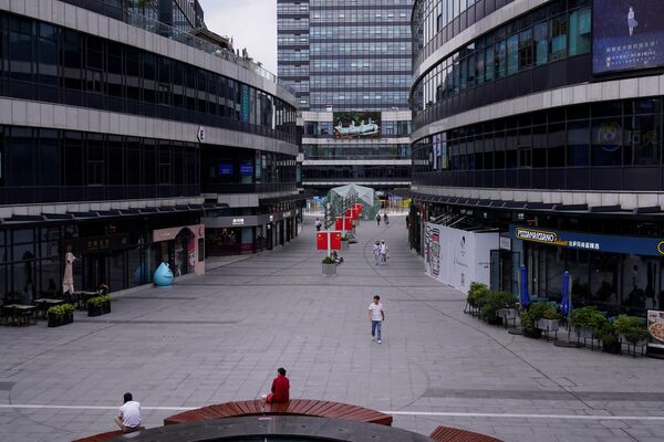 Пустые улицы в центре одной из финансовых столиц мира - городе Шанхай, Китай - Sputnik Латвия
