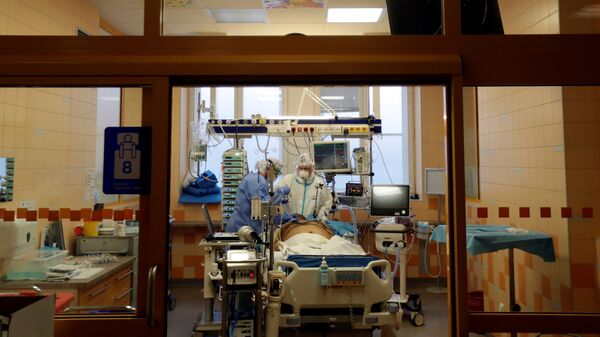 Пандемия коронавируса COVID-19. Лечение пациентов в реанимации в больнице в Праге, Чехия - Sputnik Латвия