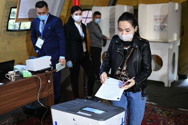 Доверие возвращается: граждане Кыргызстана выбирают новый парламент - Sputnik Латвия