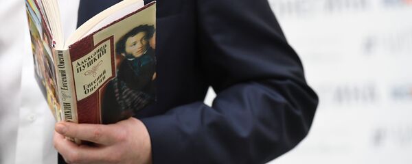 Книга А.С. Пушкина Евгений Онегин  - Sputnik Латвия