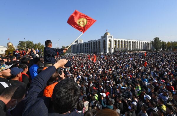 Участники акции протеста в Бишкеке - Sputnik Латвия