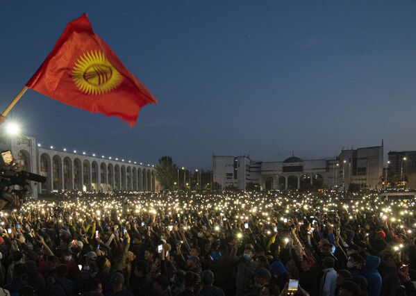 Протесты после парламентских выборов в Бишкеке - Sputnik Латвия