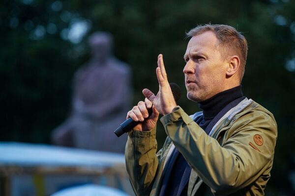 Говорили по-латышски и призывали жить дружно: о чем был митинг Гобземса в центре Риги - Sputnik Латвия