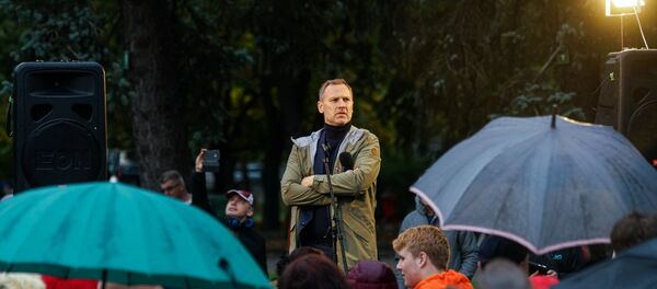 Митинг на Эспланаде, организованный депутатом Сейма Алдисом Гобземсом Митинг на Эспланаде, организованный депутатом Сейма Алдисом Гобземсом - Sputnik Латвия