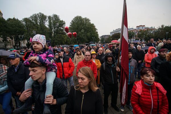 Говорили по-латышски и призывали жить дружно: о чем был митинг Гобземса в центре Риги - Sputnik Латвия