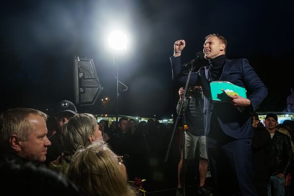 Говорили по-латышски и призывали жить дружно: о чем был митинг Гобземса в центре Риги - Sputnik Латвия