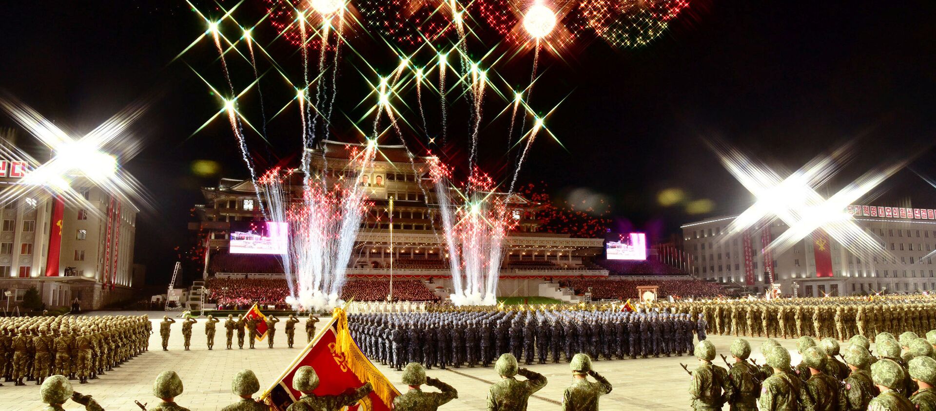 Салют на военном параде в честь 75-летия Трудовой партии Северной Кореи - Sputnik Латвия, 1920, 11.10.2020