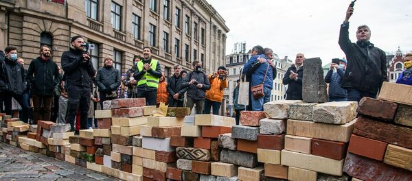 Акция протеста работников культуры против изменений в уплате налогов с авторских гонораров Акция протеста работников культуры против изменений в уплате налогов с авторских гонораров - Sputnik Latvija