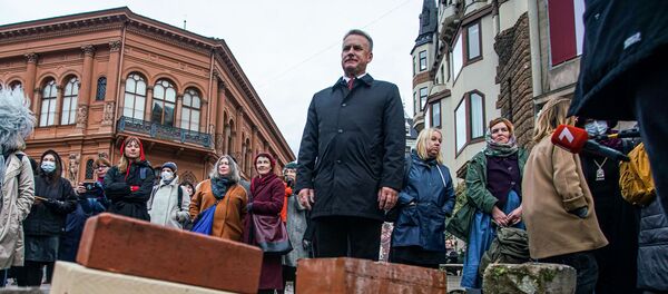 Министр культуры Наурис Пунтулис общается с протестующими против изменений в уплате налогов с авторских гонораров Министр культуры Наурис Пунтулис общается с протестующими против изменений в уплате налогов с авторских гонораров - Sputnik Latvija