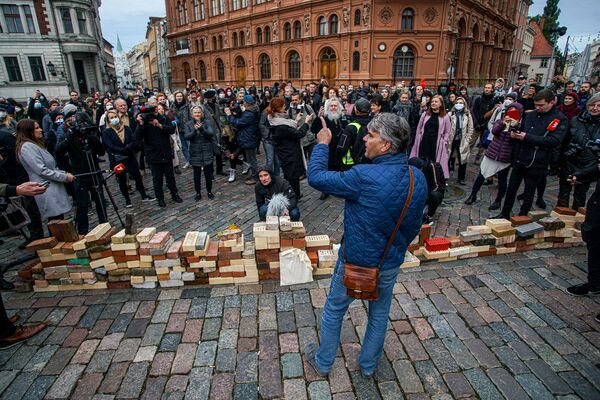 Акция протеста работников культуры против изменений в уплате налогов с авторских гонораров - Sputnik Латвия