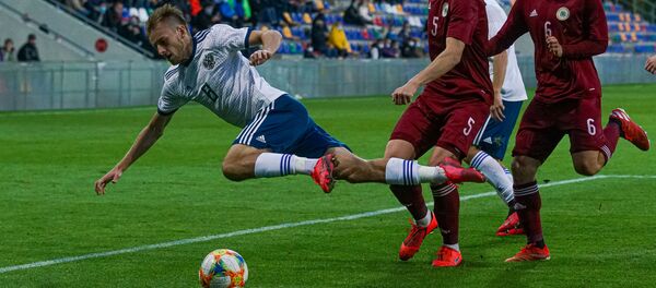 Константин Кучаев (№8) падает в штрафной после единоборства с Иво Минкевичем (№5) Константин Кучаев (№8) падает в штрафной после единоборства с Иво Минкевичем (№5) - Sputnik Латвия