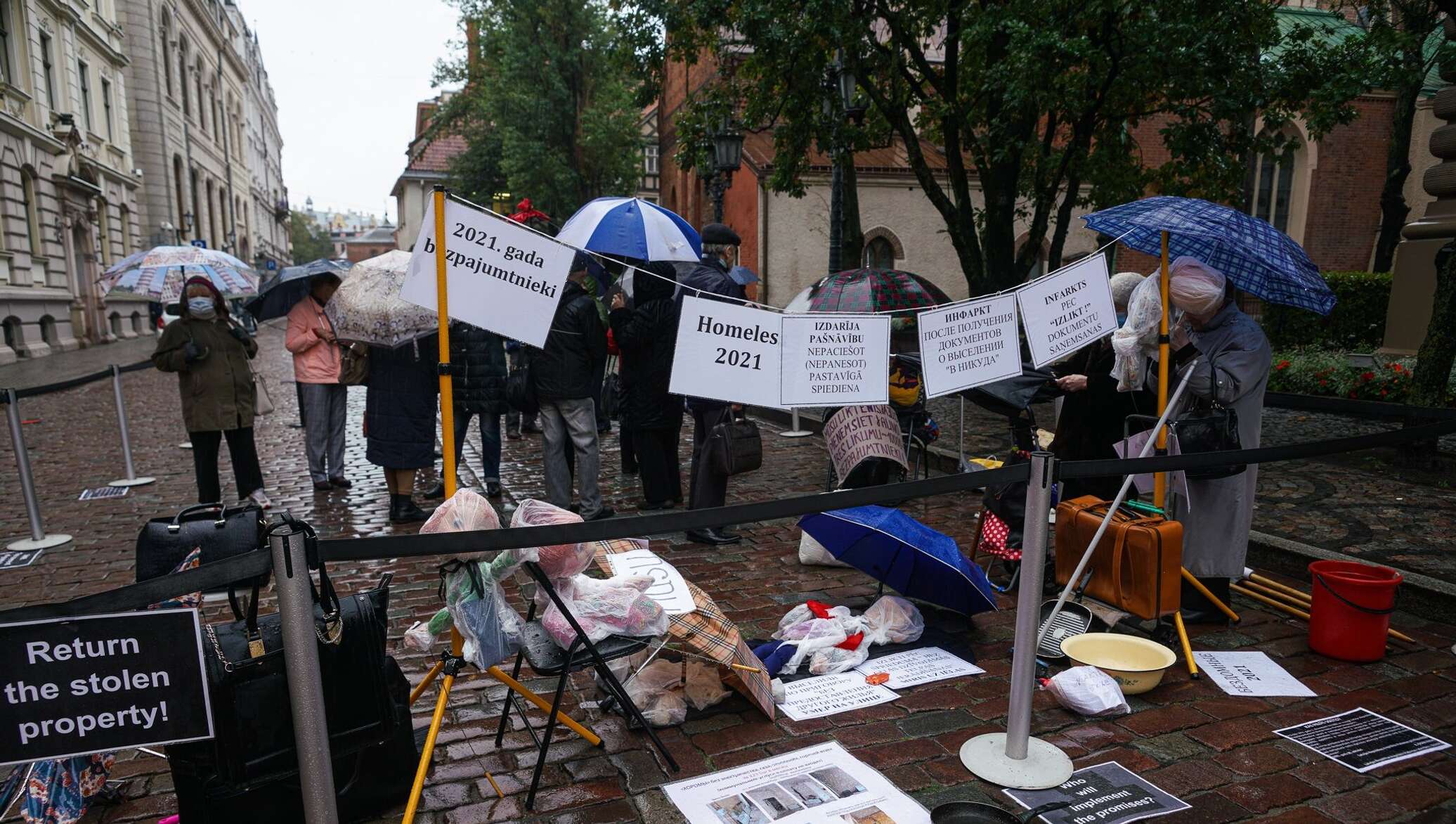 Слишком богатые бедняки: у Сейма прошел митинг жильцов  денационализированных домов - 17.10.2020, Sputnik Латвия