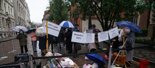 Пикет жильцов денационализированных домов против нового закона об аренде жилых помещений Пикет жильцов денационализированных домов против нового закона об аренде жилых помещений - Sputnik Latvija